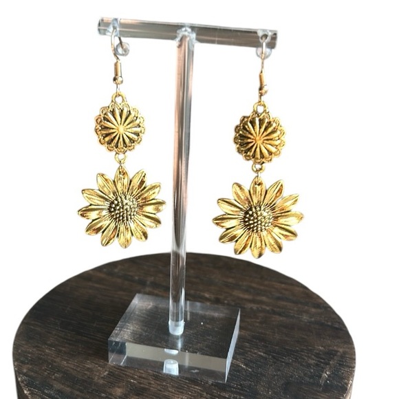 Jewelry - Vintage Sunflower Design Dangle Pierced
Earrings Gold Tone Zinc Alloy NWOT